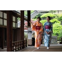 浄土寺を見学をする観光客のイメージ