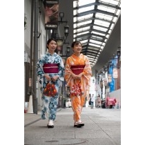 尾道本通り商店街を散策する観光客のイメージ