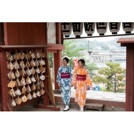 浄土寺にお参りする観光客のイメージ