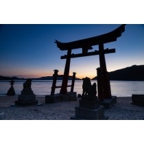 岩子島厳島神社の鳥居越しの夕景