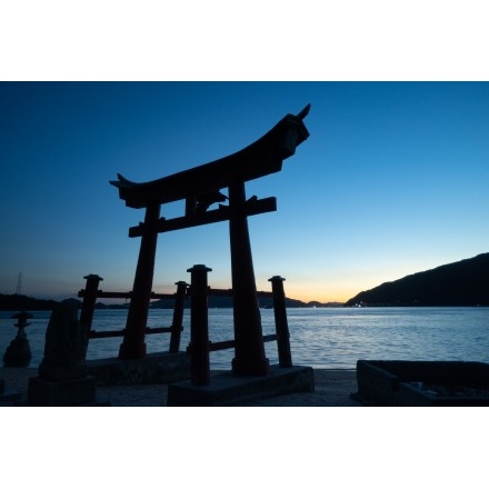 岩子島厳島神社の鳥居越しの夕景