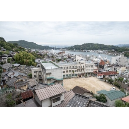 旧土堂小学校越しの風景