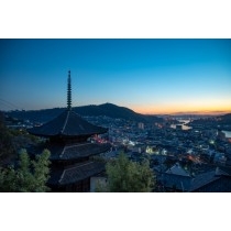 天寧寺三重塔越しに見る夜明け前の尾道の街並み