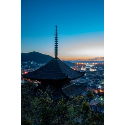 天寧寺三重塔越しに見る夜明け前の尾道の街並み