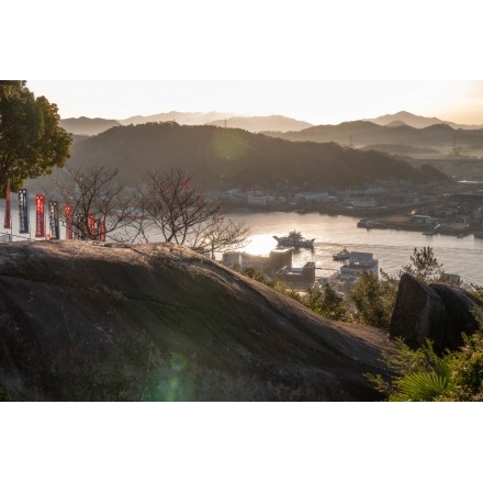 鼓岩越しに見る早朝の風景