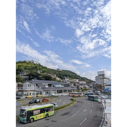 夏の尾道駅前の風景