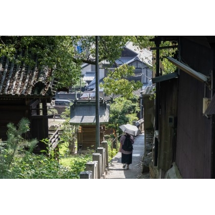 艮神社脇の路地