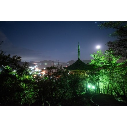 向上寺三重塔越しに見る夜景
