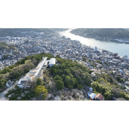 【空撮】桜咲く千光寺公園と朝日に輝く尾道水道