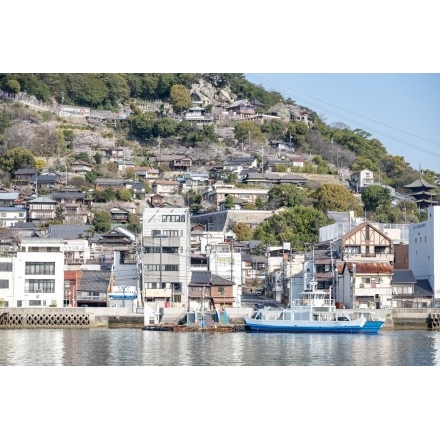 向島から見る春の尾道の風景