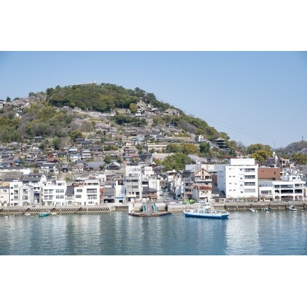 向島から見る春の尾道の風景