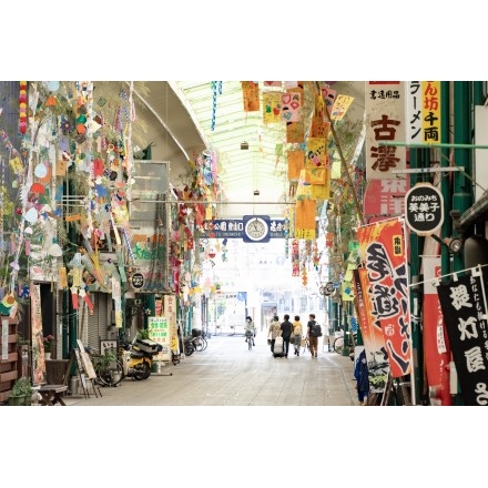 七夕飾りが飾られた尾道本通り商店街