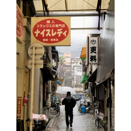 雨の路地