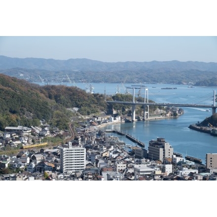 文学のこみちから見る尾道水道一帯の街並み