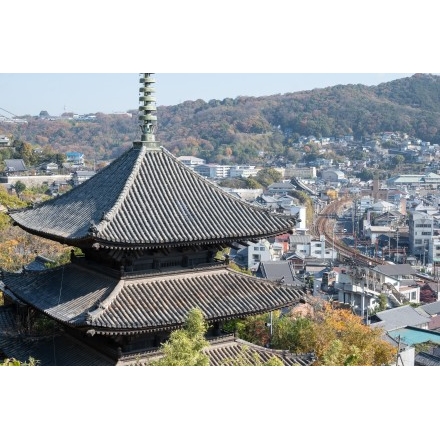 天寧寺三重塔越しに見る尾道市街地