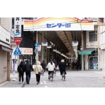 雪が舞う尾道本通り商店街