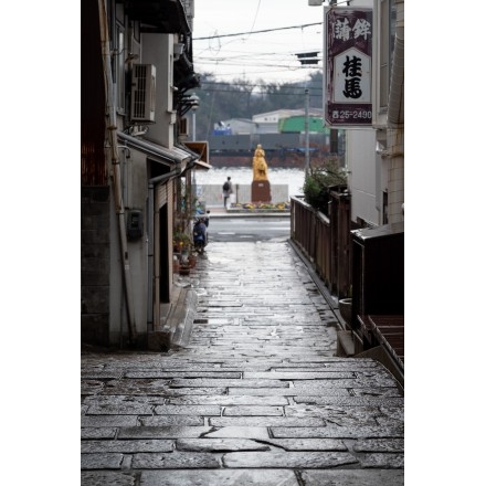 雨に濡れる石畳小路