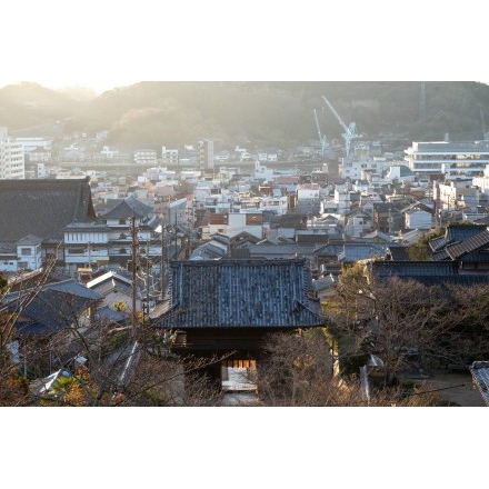 西國寺境内から見る元日の朝風景