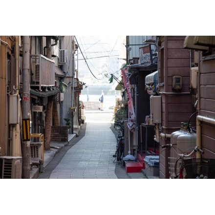 冬の朝の路地風景