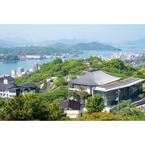 千光寺公園頂上展望台からの見る新緑の千光寺公園