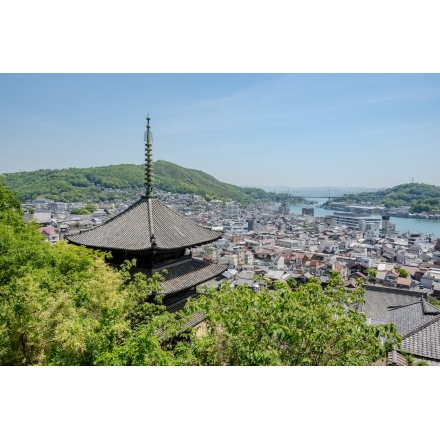 天寧寺三重塔越しに見る尾道市街地
