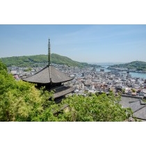 天寧寺三重塔越しに見る尾道市街地