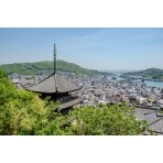 天寧寺三重塔越しに見る尾道市街地
