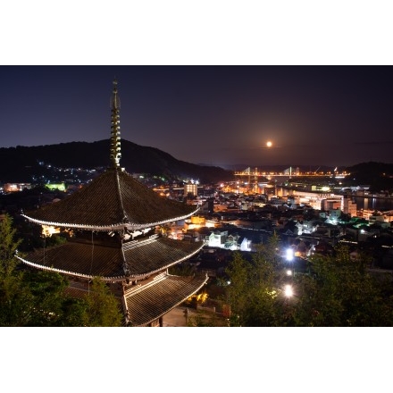 尾道水道の夜景と満月