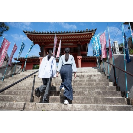 浄土寺を参拝する観光客のイメージ