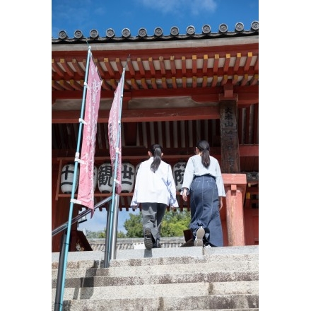 浄土寺を参拝する観光客のイメージ