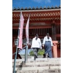 浄土寺を参拝する観光客のイメージ