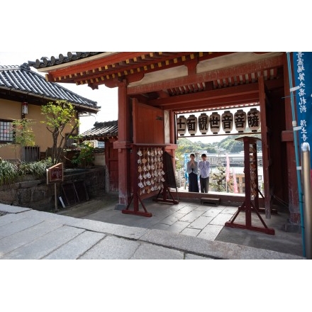 浄土寺を参拝する観光客のイメージ