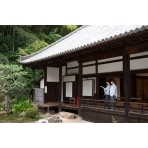 浄土寺を参拝する観光客のイメージ