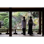 浄土寺を参拝する観光客のイメージ