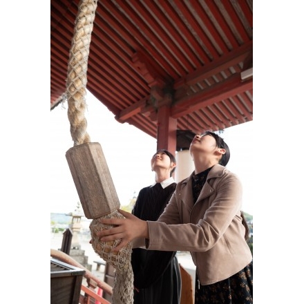浄土寺を参拝する観光客のイメージ
