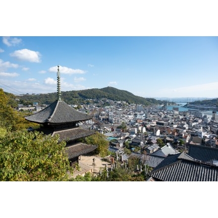 天寧寺三重塔越しに見る尾道市街地