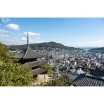 天寧寺三重塔越しに見る尾道市街地