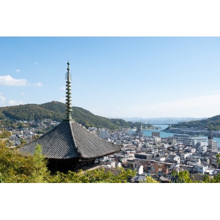 天寧寺三重塔越しに見る尾道市街地