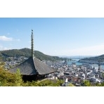 天寧寺三重塔越しに見る尾道市街地