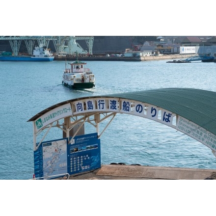 冬の朝の尾道駅前渡船桟橋