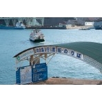 冬の朝の尾道駅前渡船桟橋