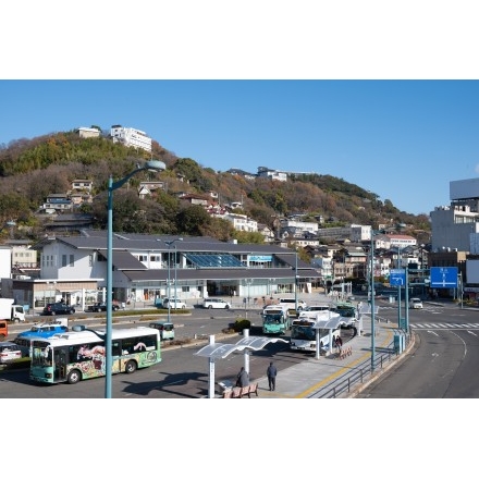 冬の尾道駅前の風景