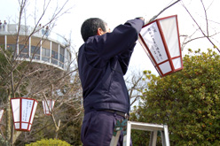 雪洞設置作業中