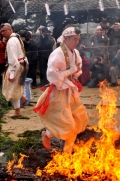 西國寺「紫燈護摩（火渡り神事）」