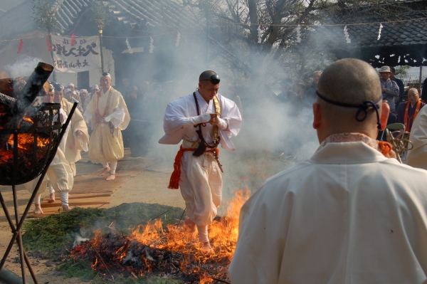 西國寺「柴燈護摩（火渡り神事）