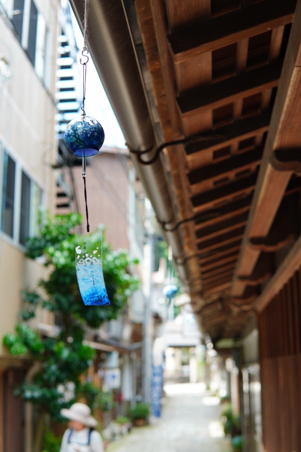 青石畳通り　風鈴の彩り