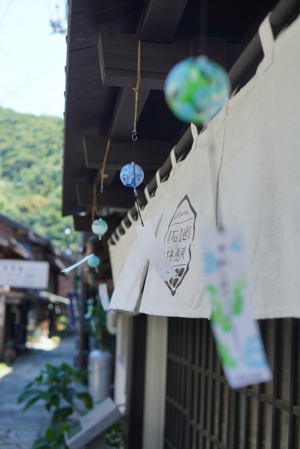 青石畳通り風鈴の彩り