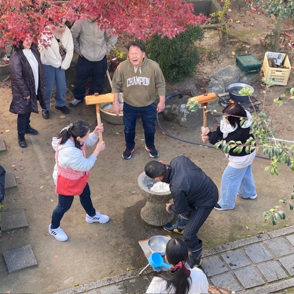年末恒例　餅つき　“つきたてのお餅食べて来年の縁起担ぎしましょう”