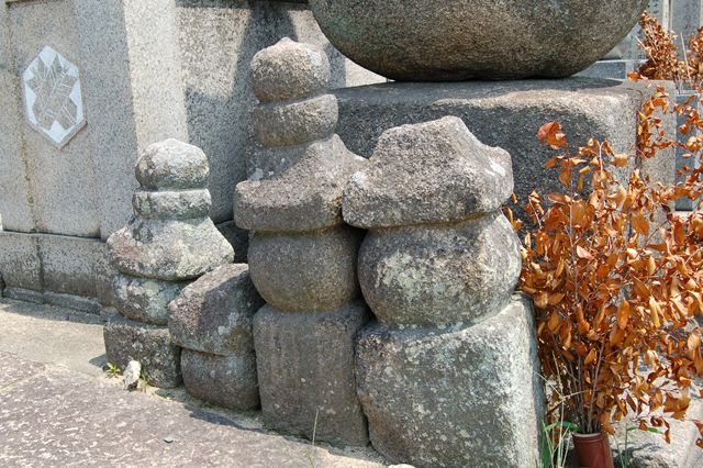 「石造五輪塔（市重文）」