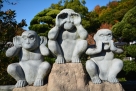 五猿（ご縁）の石像